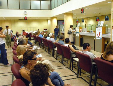 Έως 1,5 ευρώ προμήθεια για πληρωμές φόρων στα γκισέ